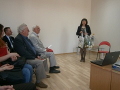 Knygos autorių Algimantą Jazdauską (sėdi antras iš dešinės) sveikina socialinės apsaugos ir darbo viceministrė Angelė Bajorienė.